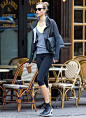 #穿搭##街拍#　Karlie Kloss　运动Ｔ恤　黑色运动外套　紧身运动裤　运动鞋　墨镜　黑色单肩包