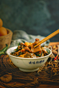 小 鸡 炖 蘑 菇