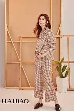 #Bally星闻#   #Bally2018春夏系列#
性感不止红唇， @江疏影 的吸睛新Tips在此！ 
Bally印花真丝衬衫套装奢华而休闲；
黑色小牛皮#Bally Janelle#，尽显摩登气息。
随性腔调，#江疏影# 就以Bally Total Look美出新维度！
  © 海报网 ​​​​