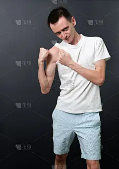 瘦子秀肌肉