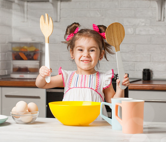 拿厨房工具小女孩 图片素材下载-儿童幼儿...