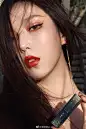 本宫今天一定要给各位姐妹品品这东方浪漫——
—————————花西子雕花口红

复古金闪外壳 质感很棒 膏体上的雕花十分精致 这哪是口红 简直就是艺术品啊！

下面给大家试试三只新色号（无滤镜 轻磨皮）
- M115御宫绣 复古红  冷艳成熟 显白更显气质～...展开全文c