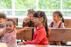 一群不同的学生正在教室里学习