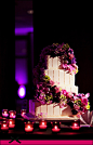 我是婚纱控：浪漫婚礼蛋糕，在紫色灯光的照耀下显得更美啦~