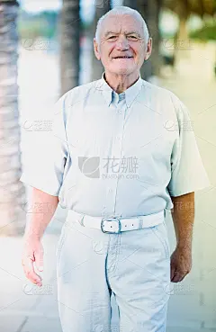周末在公园里散步的人_5237588377