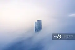 江苏南京新街口CBD云雾中的德基图片素材