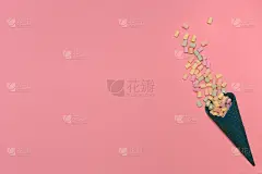 深蓝色的华夫蛋筒。分散的五颜六色的棉花糖孤立在粉红色的背景上。祝贺你,庆祝活动的概念。前视图。副本的