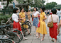 图为1986年，北京街头几位穿着裙装的姑娘在聊天
