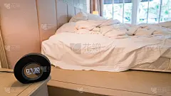 时间观念:起床上班的时候，床的背景还没整理好