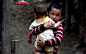 甘肃舟曲泥石流灾区，6岁的哥哥抱着1岁的弟弟在废墟中穿行。--------------凤凰资讯