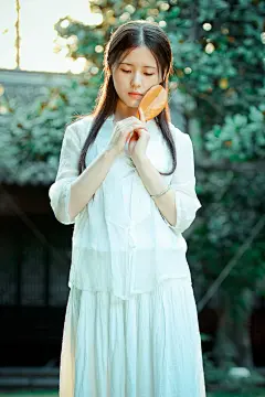 云卷云舒，花开花谢，春去秋来入梦一场，画城江木廊，踏山晚晴空久望，念暮色老梧桐辗转北楼上，梨花雨凉。