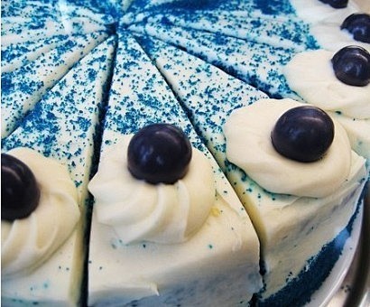 这个蛋糕应该是蓝莓味的吧。