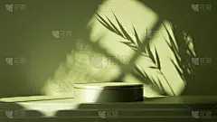 3d渲染，抽象的绿色背景。空荡荡的舞台，台阶和圆筒基座，树叶的阴影和明亮的阳光透过窗户。最小的产品展