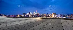空旷的洪水与城市景观和天际线的重庆在黄昏