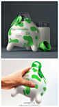 【创意】Soy Mamelle牛奶包装设计。包装瓶身是一牛的形态，和内容直接相关。图案采用的是绿色创造了一种健康而又自然的形象。