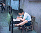80年代童年照片：在胡同的小板凳上写作业，最后一张富人才吃得起