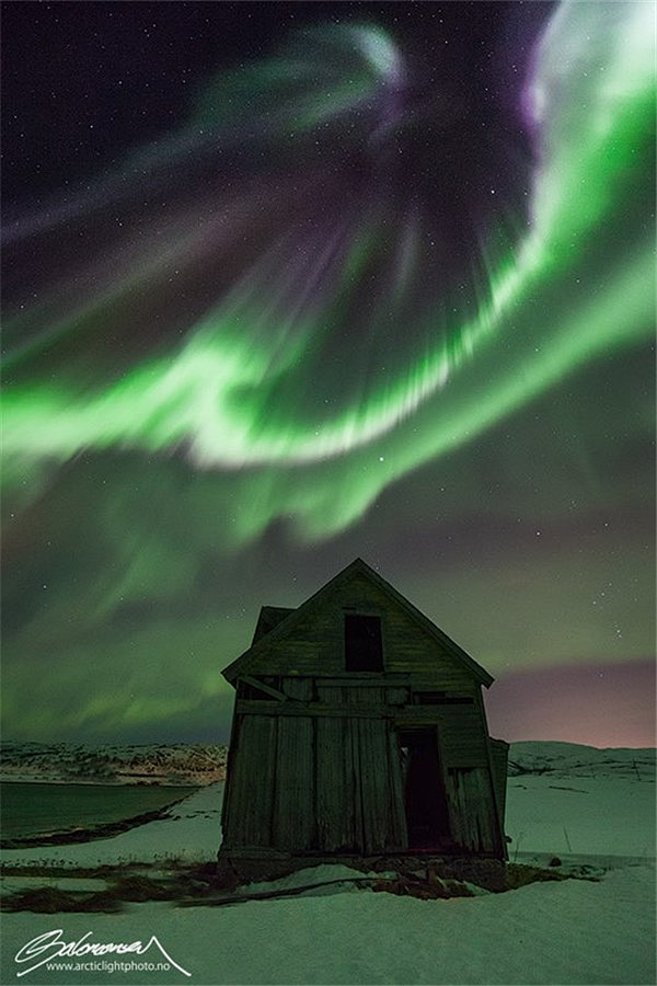 挪威特罗姆瑟的天空，绿色的北极光如同一幕...