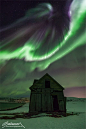 挪威特罗姆瑟的天空，绿色的北极光如同一幕美丽的梦。北欧有个古老传说：人的一生只要看到一道绿光，许下的愿望就会实现。其实每年的9月和4月，北极圈内都可以看到极光，挪威的确是个不错的观赏地，带上你的爱人一起去吧！
