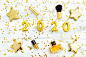 在白色木质背景上组成金色和2020金色数字。平躺