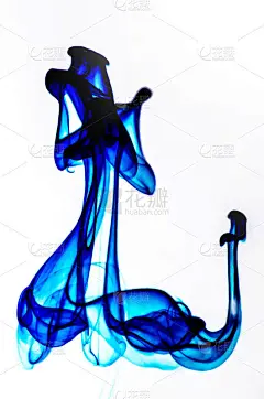 颜色进入液体，在运动中拍照。白色背景上的水墨汁云