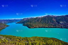 从关羽阁看湖上的船只。湖水是晶莹的蓝色。