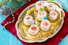 开胃小菜配培根，洋葱，芥末和泡菜