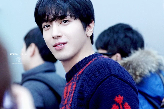 随便对视一下。