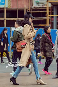 经典的卡其色风衣+巴宝莉围巾凸显了气质，但是帽子又显得好可爱。谁说气质与可爱不能兼得。咦，妹纸鞋子是穿错了吗？ ​​​​