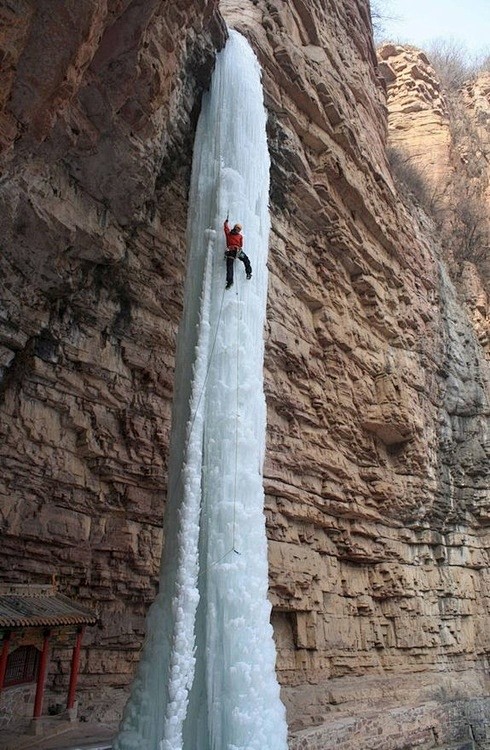 攀爬50米高的冰冻瀑布。中国北方