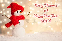 圣诞快乐，新年贺卡与副本空间。快乐的雪人站在冬日圣诞的风景里。雪的背景