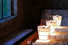 #DINZ灯具# 多结构灯丨由一层铜丝线和白棉组件组成。最外层是由极简的圆柱线框结构组成。有四个环，平均分布，由垂直组件相连接，组成了一个透明框架。这种形式的操作可以让灯变得多结构，也就是意味着几乎可以在某个房间的任何地方放置灯，悬挂，或是夹住灯，根据用户的需要有不同的灯光。 ​​​​
