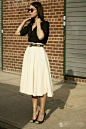 黑色V领衬衫+白色高腰伞裙 +拼色高跟鞋+腰 带+ 太阳镜