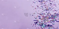 洒的。甜蜜的糖果。紫色背景的节日设计，派对，生日，婚礼邀请。