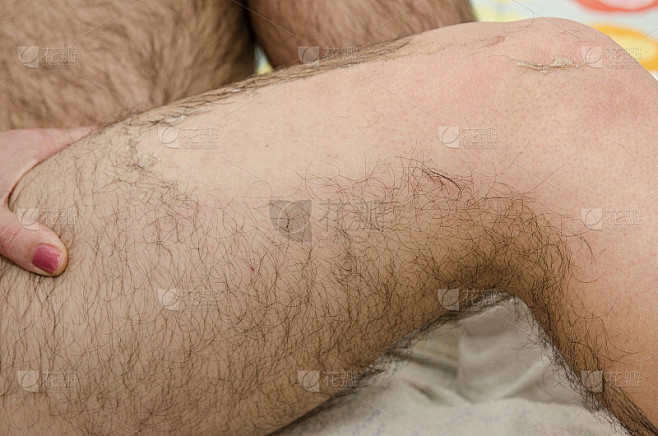 男性腿部打蜡的特写镜头