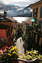 Bellagio, Lake Como, Italy. 意大利科莫湖贝拉焦(碧堤半岛)，是科莫湖的明珠，也是很多游客游意大利湖区必去的小镇。贝拉焦是一个梦一般的佳境，它掩映在俯瞰科莫湖两处水湾的起伏不平的岬角上。其名称来自意大利语bi -lacus，意为“位于两湖之间”。村庄的秀丽景色堪称无与伦比，那鹅卵石铺成的独特街道以及塞尔贝洛尼别墅和梅尔齐一德埃里尔别墅的花园与意大利任何同类景点一样漂亮精致。 #城市# #攻略# #古镇# #景点#