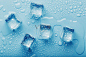 冰块和融化的水滴在蓝色背景，俯视图。摄影图片素材