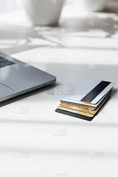 笔记本电脑旁边的桌子上很少有信用卡