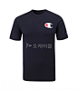 [Champion]REVERSE WEAVE TEE (GT19 Y06137 NYC)(리버스 위브 반팔티셔츠) - OKMALL.COM : [Champion]REVERSE WEAVE TEE (GT19-Y06137)는 미국의 대중적인 스포츠브랜드인 챔피온(Champion)社에서 출시한 반팔 티셔츠입니다. 왼쪽 가슴에 챔피온의 빅로고로 포인트를 준 심플한 제품으로 다양한 의상에 캐쥬얼한 룩을 완성하실 수 있습니다.