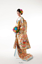 源自日本江户时代武家大礼服——花嫁衣裳，是日本的传统神前婚礼的必要穿着。花嫁衣主要分为三种，包括色打挂、白无垢以及振袖（通常为大振袖），色调以白或红为主