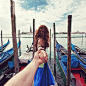 To Venice 去威尼斯
Murad Osmann，俄罗斯摄影师，出生于1985年，他在Instagram上的这组有趣的作品名为《Follow me》，所有的图片都是一位神秘的女子拉着你的手，带你前往不同的美丽地方。 
这组图片其实是Osmann和他女友在周游世界时所拍摄。
