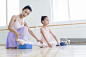 年轻舞蹈老师教小女孩跳芭蕾