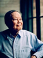 杨振宁，1922年10月1日生于安徽合肥，天秤座，理论物理学家。主要从事统计力学和对称原理、粒子物理研究，50年代，和R.L.米尔斯合作提出非阿贝尔规范场理论。1956年，与李政道合作提出弱相互作用中宇称不守恒定律，于1957年成为首次获得诺贝尔物理学奖的中国人。提出的杨-巴克斯特方程开辟了量子可积系统和多体问题研究新方向。