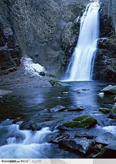 山水瀑布桌面壁纸图片素材，崖壁上流下的瀑布
