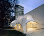 联合国总部临时入口亭设计 / FTL Design Engineering Studio : 有日期 2010 的 New York, 美国. 图像是由 Woodruff/Brown Architectural Photography. 在纽约，位于联合国总部园区北部的总部入口临时门廊由 FTL 设计工作室设计建成。门廊紧邻联合国临时大会大楼（HLW 国际建筑设计事务所设计），作为大楼的入口亭和安检区域。该门廊是一处可移动的构筑物，将会在联合国园区翻修完成之时被移动到园区的另一侧。下面是关于该门廊的一些图