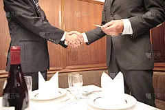 商人们握手
