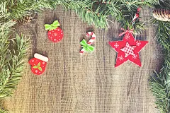 圣诞背景与装饰元素在木板上