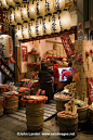 锦市场（Nishiki Market）是一条狭窄的购物街，两旁有100多家商店。 各种新鲜食品，包括许多京都特产，如泡菜，日本糖果，寿司，新鲜的海鲜和蔬菜。 被称为“京都的厨房”的西木市场有几个世纪的历史，许多商店由同一家族经营了几代人。