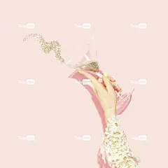 拿着透明马提尼酒杯的人