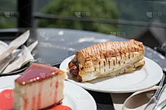 咖啡馆桌上的新鲜烤猪肉香肠卷