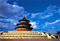 中国最美的100个地方
70，天坛
天坛即天坛公园。是世界文化遗产、国家5A级旅游景区、全国重点文物保护单位。距市中心3公里，位于北京正阳门东南方向，为明、清两朝皇帝祭天、求雨和祈祷丰年的专用祭坛，是世界上现存规模最大、最完美的古代祭天建筑群。1918年作为公园正式对外开放。